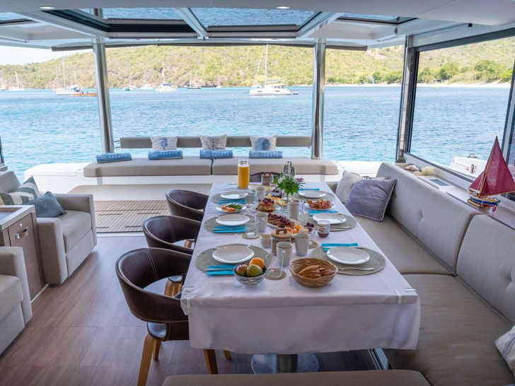 MIM OCEAN 1 Bali 5.4 - saloon dining and lounge MIM OCEAN 1 Bali 5.4 - saloon dining and lounge