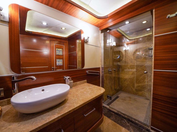 LA BELLA VITA 47m Custom Trimaran Bathroom