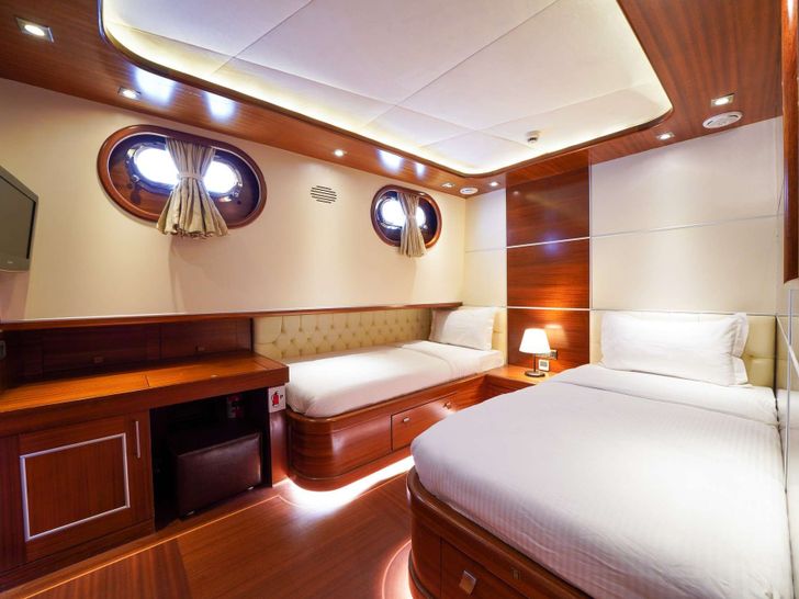 LA BELLA VITA 47m Custom Trimaran Twin Cabin