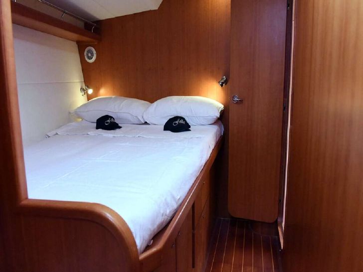 FOLLIA - Custom Yacht 65 ft,VIP cabin