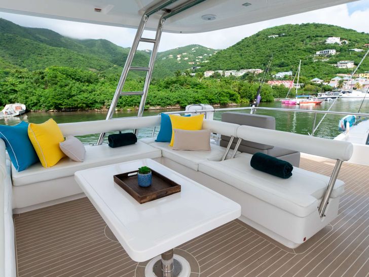 RUBY ONE Leopard 58 - flybridge seating RUBY ONE Leopard 58 - flybridge seating