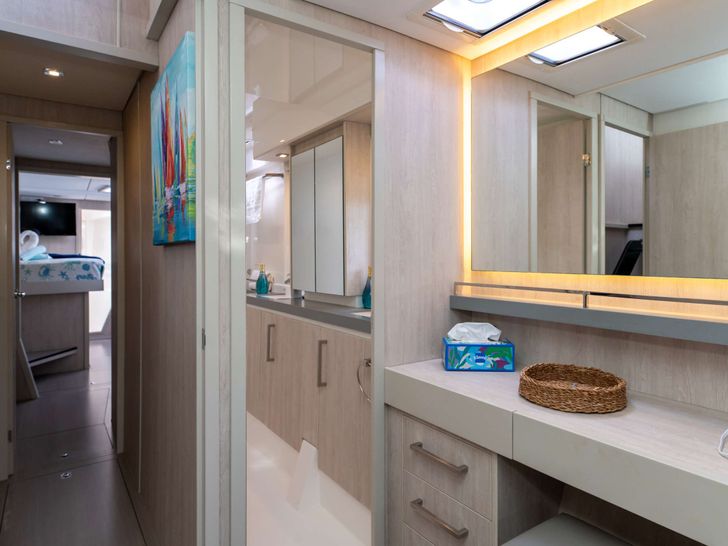 RUBY ONE Leopard 58 - cabin bathroom RUBY ONE Leopard 58 - cabin bathroom