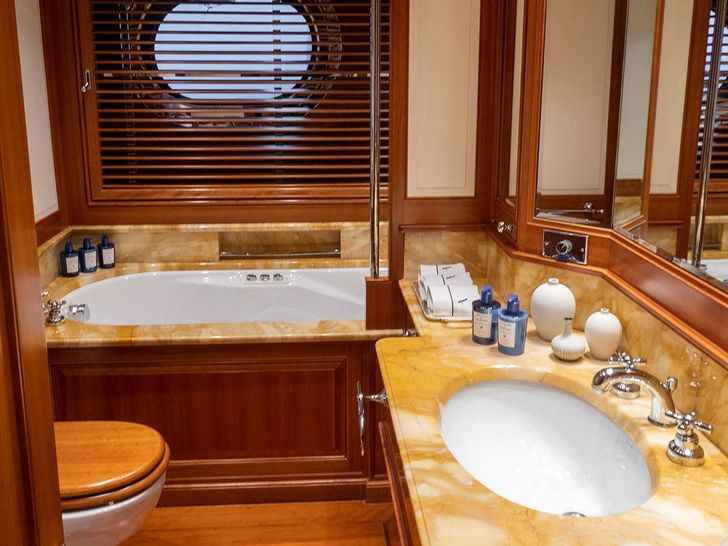 ALMYRA II - Perini Navi 164,master cabin bathroom ALMYRA II - Perini Navi 164,master cabin bathroom