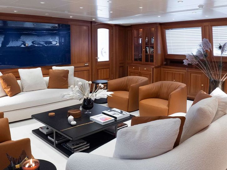 ALMYRA II - Perini Navi 164,saloon with TV ALMYRA II - Perini Navi 164,saloon with TV