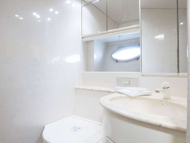LAKOUPETI - Pershing 16 m,bathroom LAKOUPETI - Pershing 16 m,bathroom