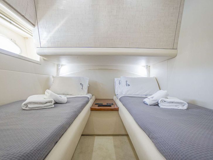 LAKOUPETI - Pershing 16 m,twin cabin