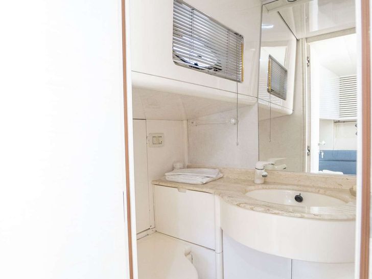 LAKOUPETI - Pershing 16 m,main cabin bathroom