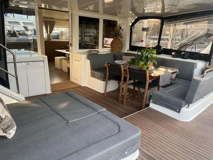 BLUE VELVET Lagoon 52 - aft deck BLUE VELVET Lagoon 52 - aft deck