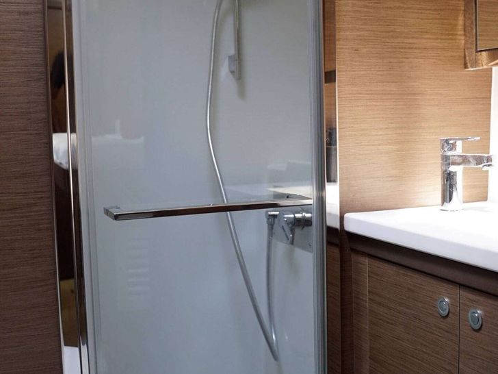 BLUE VELVET Lagoon 52 - cabin 1 bathroom BLUE VELVET Lagoon 52 - cabin 1 bathroom