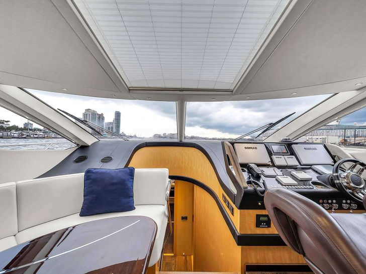 GEM - Sunseeker 68,cockpit GEM - Sunseeker 68,cockpit
