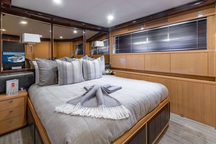 Charter Yacht NO CURFEW - Princess 85 - 4 Cabins - Nassau - Exumas - Bahamas