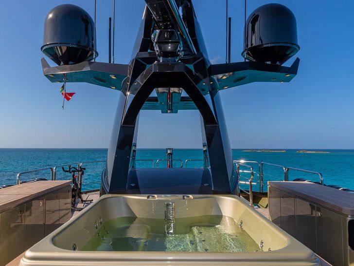 DB9 - Sundeck Jacuzzi