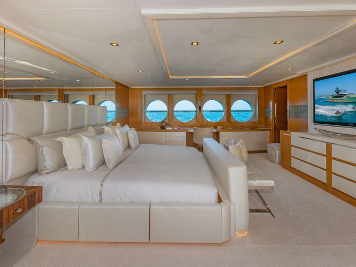 DB9 - Owner Stateroom DB9 - Owner Stateroom