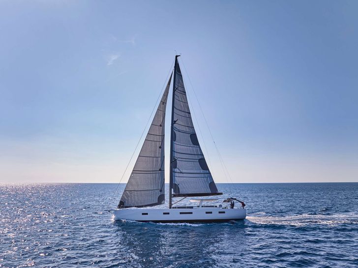 NADAMAS YYachts Y8 - sailing NADAMAS YYachts Y8 - sailing