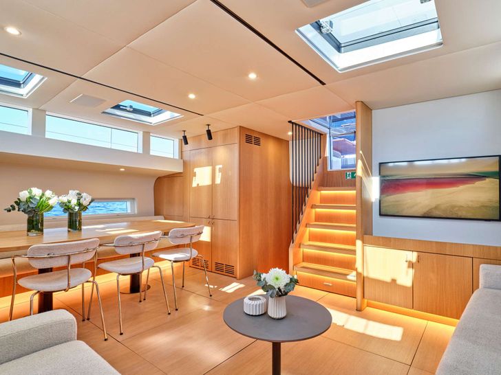 NADAMAS YYachts Y8 - saloon and indoor dining area NADAMAS YYachts Y8 - saloon and indoor dining area