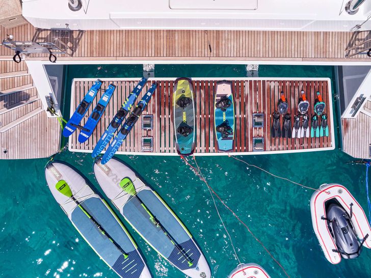ELLY Fountaine Pajot Power 67 - water toys ELLY Fountaine Pajot Power 67 - water toys
