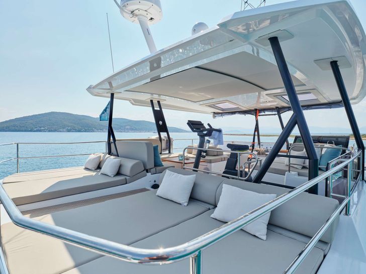 ELLY Fountaine Pajot Power 67 - flybridge sun beds ELLY Fountaine Pajot Power 67 - flybridge sun beds