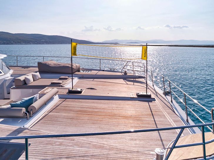 ELLY Fountaine Pajot Power 67 - foredeck volleyball court ELLY Fountaine Pajot Power 67 - foredeck volleyball court