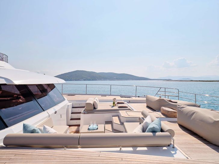 ELLY Fountaine Pajot Power 67 - foredeck seating ELLY Fountaine Pajot Power 67 - foredeck seating
