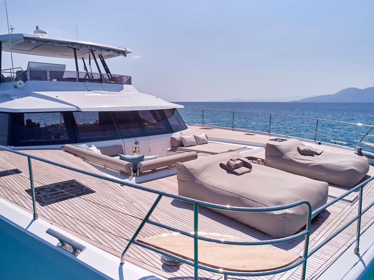 ELLY Fountaine Pajot Power 67 - foredeck sunbathing set up ELLY Fountaine Pajot Power 67 - foredeck sunbathing set up