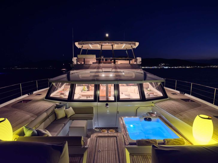 ELLY Fountaine Pajot Power 67 - jacuzzi on the foredeck ELLY Fountaine Pajot Power 67 - jacuzzi on the foredeck
