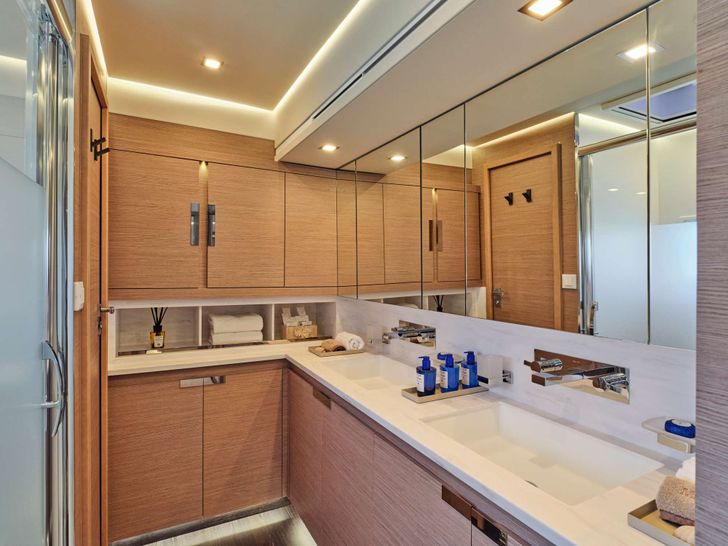 ELLY Fountaine Pajot Power 67 - master cabin bathroom ELLY Fountaine Pajot Power 67 - master cabin bathroom