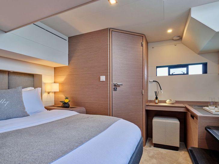ELLY Fountaine Pajot Power 67 - VIP cabin ELLY Fountaine Pajot Power 67 - VIP cabin