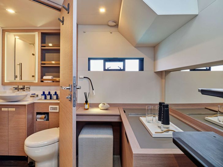 ELLY Fountaine Pajot Power 67 - VIP cabin work desk ELLY Fountaine Pajot Power 67 - VIP cabin work desk