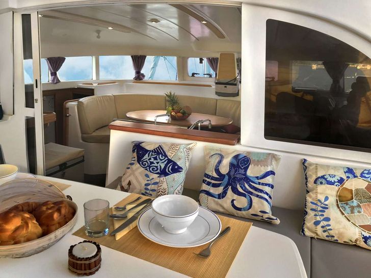 Cockpit dining aft Cockpit dining aft