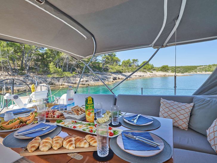 AENEA CNB Bordeaux 76 - alfresco dining set up AENEA CNB Bordeaux 76 - alfresco dining set up