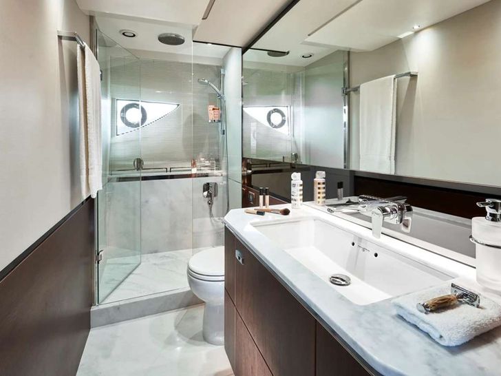 CHAMELEON 3 - Princess S66,main cabin bathroom CHAMELEON 3 - Princess S66,main cabin bathroom