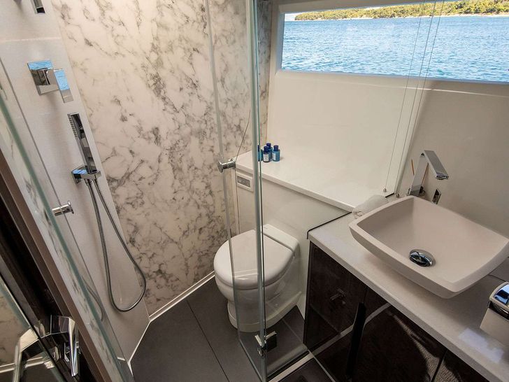 CHAMP ATLANTIS Galeon 500 Fly - master cabin bathroom CHAMP ATLANTIS Galeon 500 Fly - master cabin bathroom