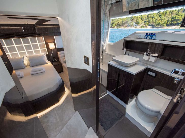 CHAMP ATLANTIS Galeon 500 Fly - VIP cabin bed and bathroom CHAMP ATLANTIS Galeon 500 Fly - VIP cabin bed and bathroom