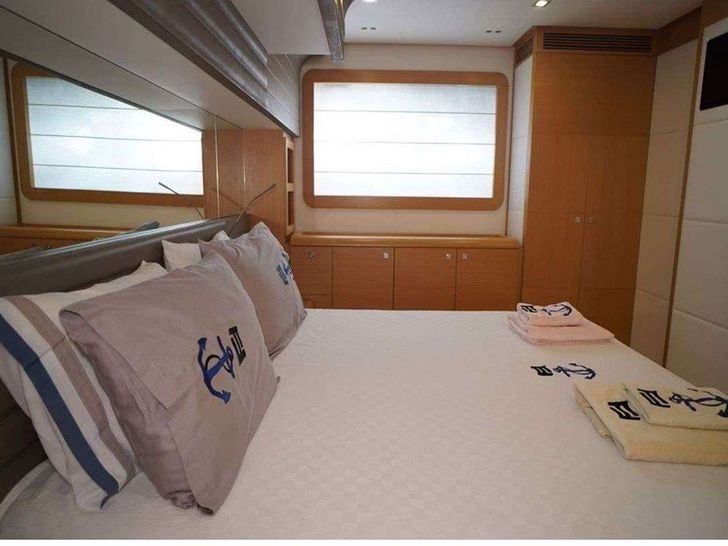 REINE DES COEURS 25m Ferretti Motor Yacht Double Cabin REINE DES COEURS 25m Ferretti Motor Yacht Double Cabin