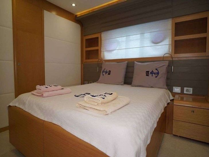 REINE DES COEURS 25m Ferretti Motor Yacht VIP Room 2