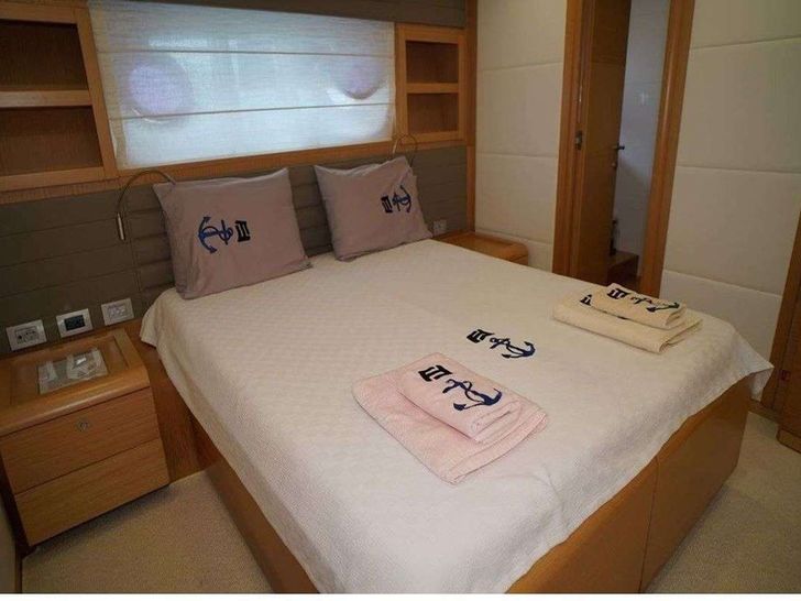 REINE DES COEURS 25m Ferretti Motor Yacht Double Cabin REINE DES COEURS 25m Ferretti Motor Yacht Double Cabin