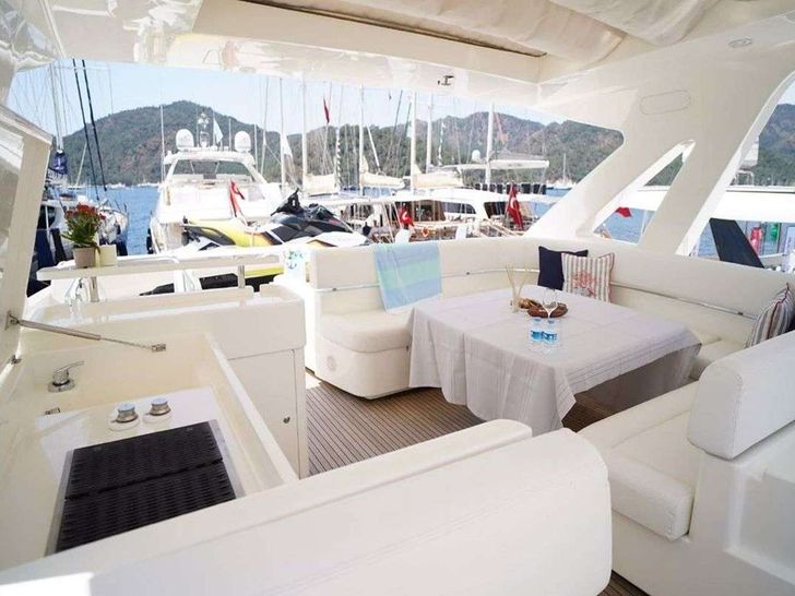 REINE DES COEURS 25m Ferretti Motor Yacht Seating Area