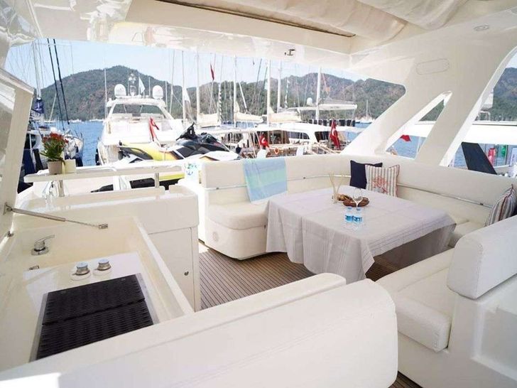 REINE DES COEURS 25m Ferretti Motor Yacht Seating Area REINE DES COEURS 25m Ferretti Motor Yacht Seating Area