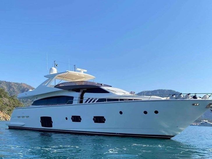 REINE DES COEURS 25m Ferretti Motor Yacht Sideview