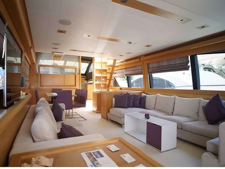 REINE DES COEURS 25m Ferretti Motor Yacht Saloon REINE DES COEURS 25m Ferretti Motor Yacht Saloon