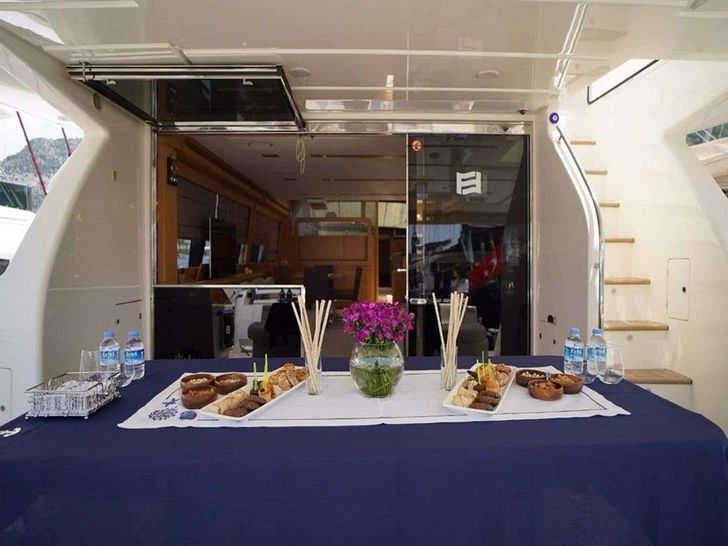 REINE DES COEURS 25m Ferretti Motor Yacht Dining Area REINE DES COEURS 25m Ferretti Motor Yacht Dining Area