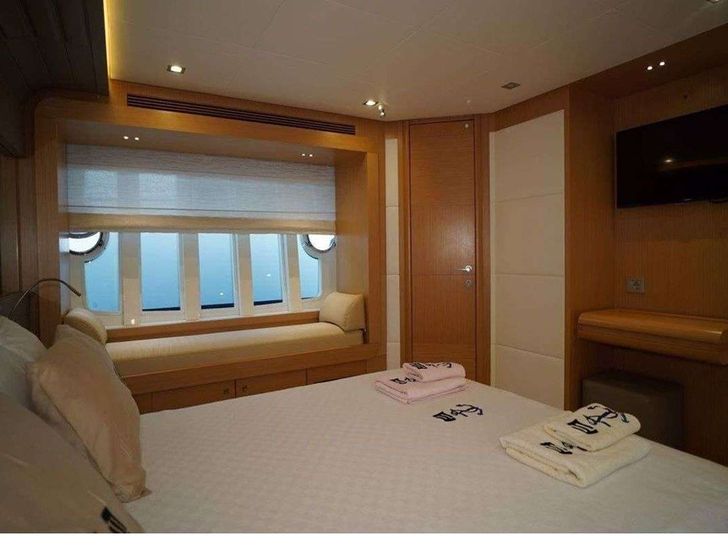 REINE DES COEURS 25m Ferretti Motor Yacht Master Cabin