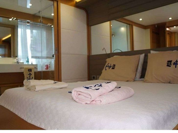 REINE DES COEURS 25m Ferretti Motor Yacht VIP Room REINE DES COEURS 25m Ferretti Motor Yacht VIP Room