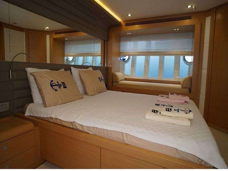 REINE DES COEURS 25m Ferretti Motor Yacht Master Cabin 2