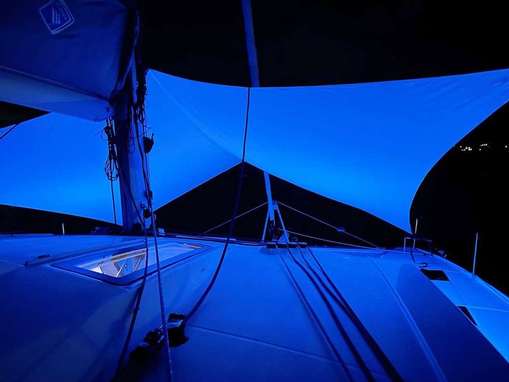 JIOIA 3 - Fountaine Pajot 47,night-time illumination