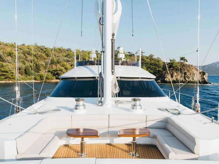 ALL ABOUT U 2 Ada Yacht 50m - foredeck lounge ALL ABOUT U 2 Ada Yacht 50m - foredeck lounge