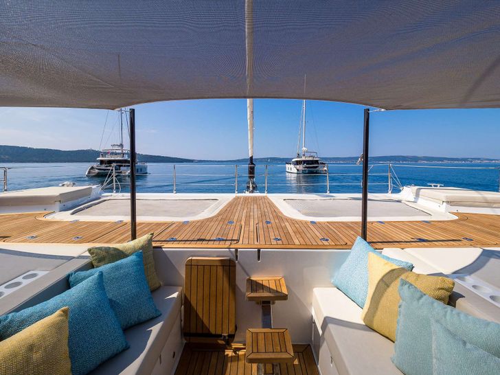ZARA Sunreef 50 - foredeck seating ZARA Sunreef 50 - foredeck seating