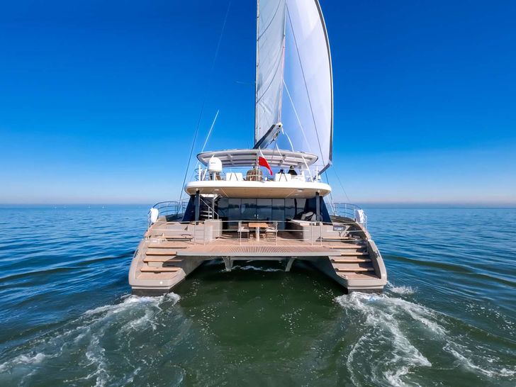 YLIME Sunreef 60 - aft shot cruising YLIME Sunreef 60 - aft shot cruising