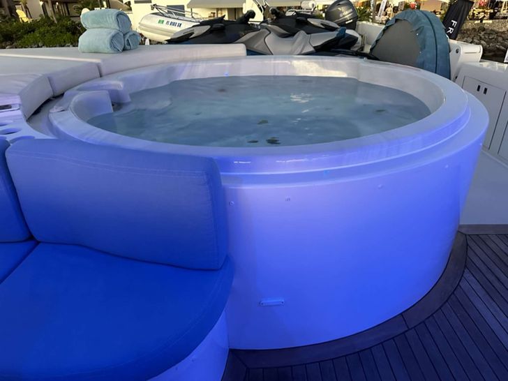 ISLAND GIRL Westport 112 Crewed Motor Yacht Flybridge Jacuzzi 2 ISLAND GIRL Westport 112 Crewed Motor Yacht Flybridge Jacuzzi 2