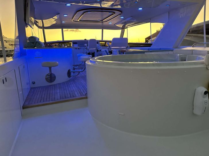 ISLAND GIRL Westport 112 Crewed Motor Yacht Flybridge Jacuzzi ISLAND GIRL Westport 112 Crewed Motor Yacht Flybridge Jacuzzi